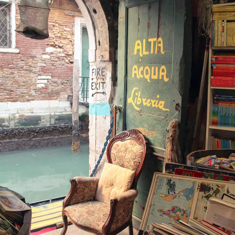 venecija: knjizara aqua alta“