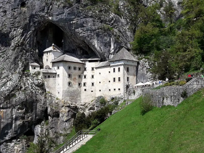Najveći pećinski zamak na svetu - Predjamski zamak