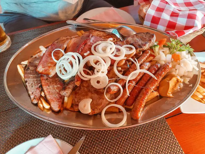 Restoran “Semberski salaš”: Gastronomsko uživanje pored bazena
