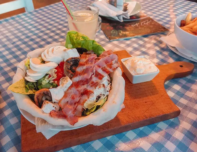 pancevo: restoran dvoriste obrok salata