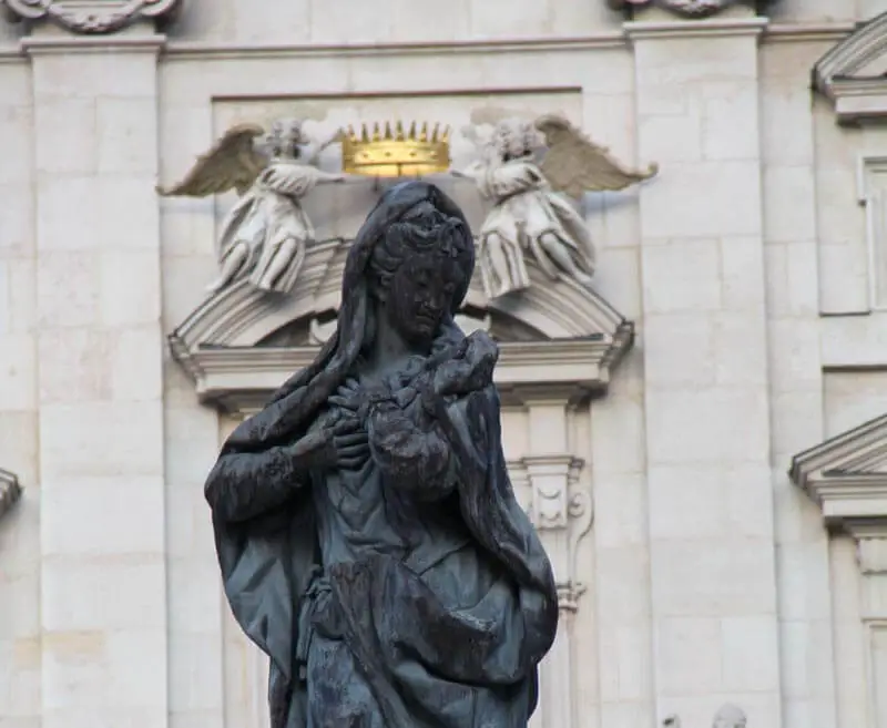 salcburg: statua device marije