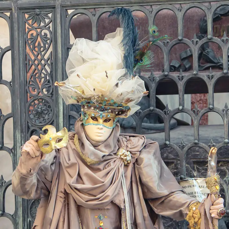 Karneval pod maskama: Konfete, muzika i radost