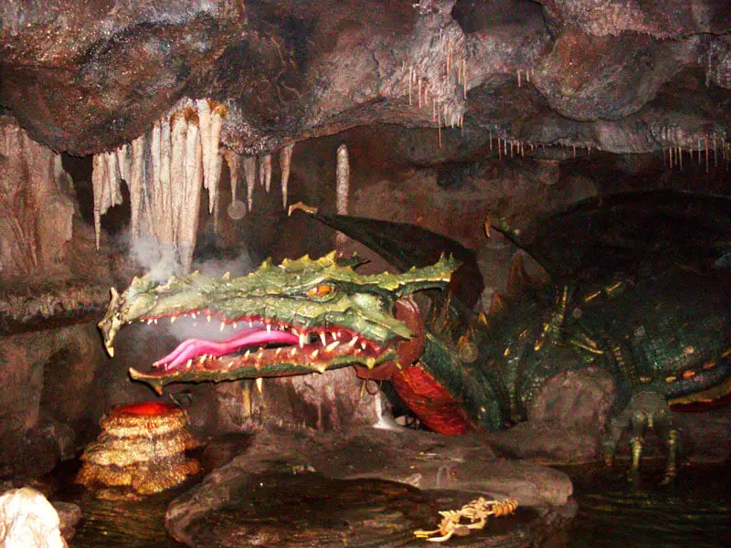 Diznilend u Parizu: Pećina zmaja